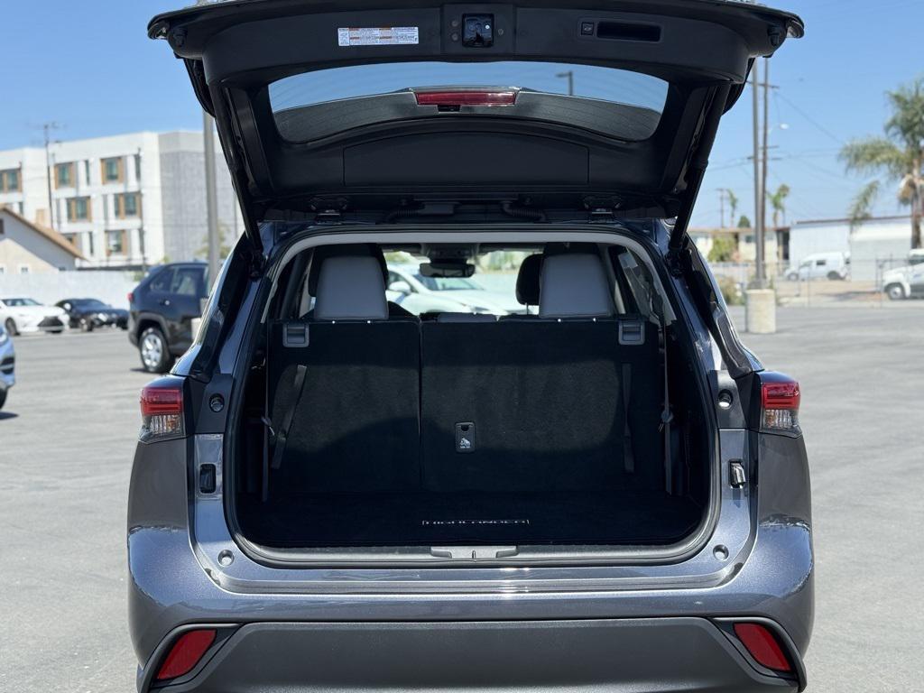 used 2022 Toyota Highlander Hybrid car, priced at $39,999