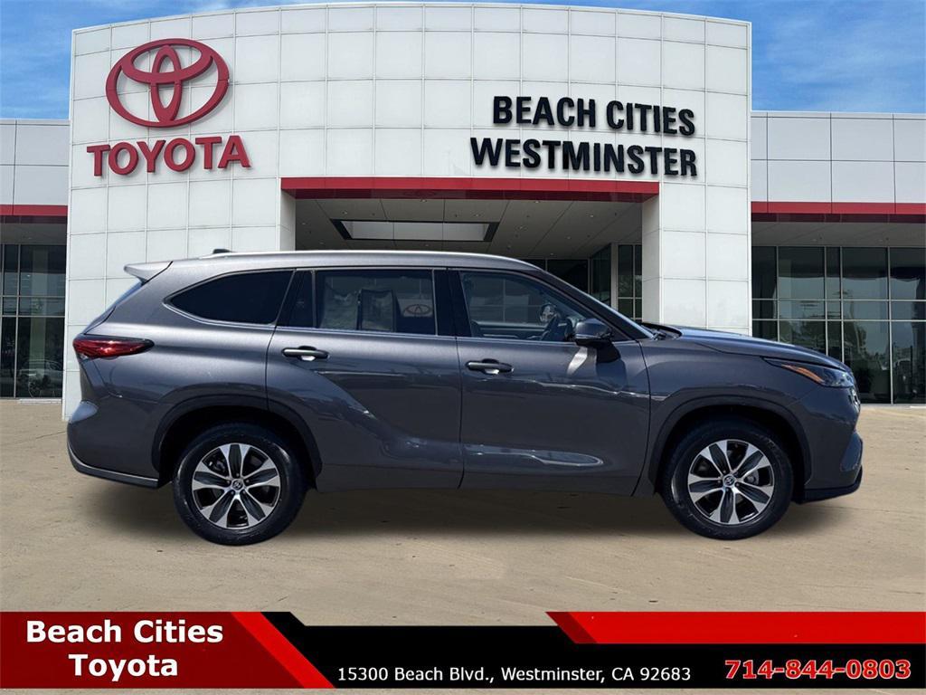used 2022 Toyota Highlander Hybrid car, priced at $39,999