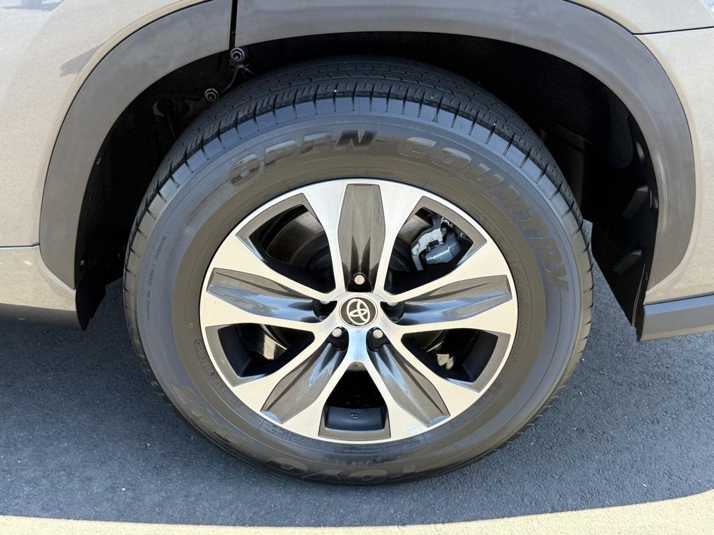 used 2022 Toyota Highlander Hybrid car, priced at $39,999
