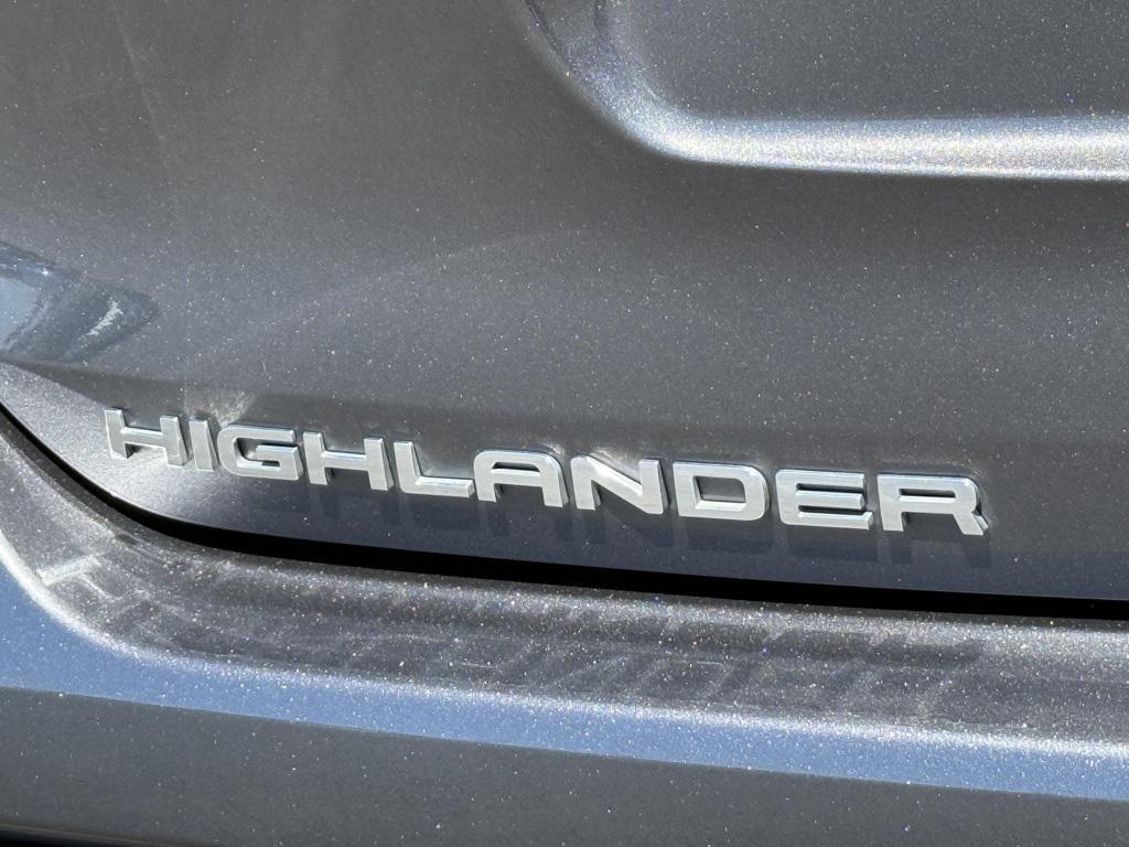 used 2022 Toyota Highlander Hybrid car, priced at $39,999