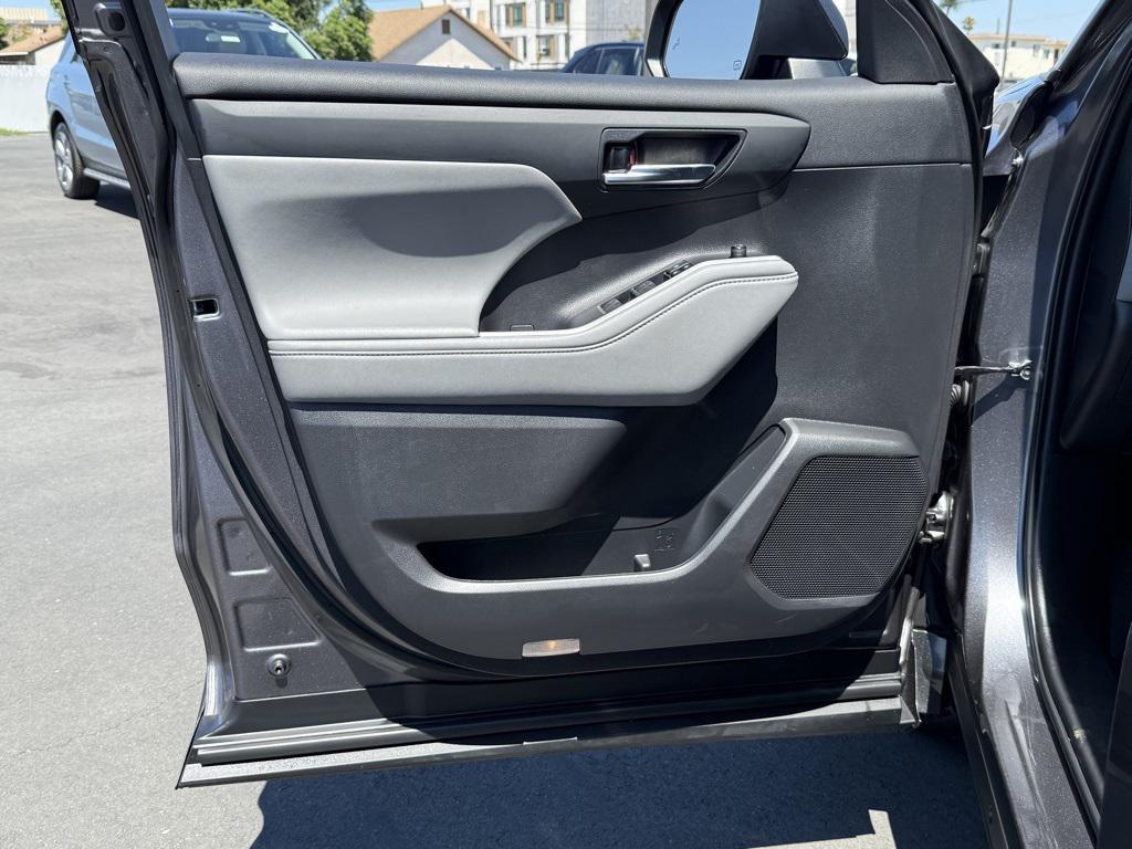 used 2022 Toyota Highlander Hybrid car, priced at $39,999