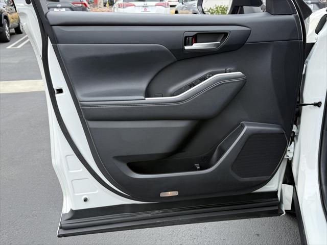 used 2021 Toyota Highlander car, priced at $37,567