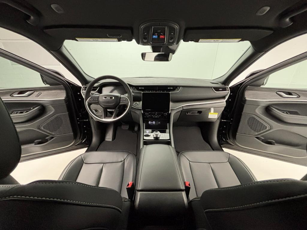 new 2025 Jeep Grand Cherokee car, priced at $50,094