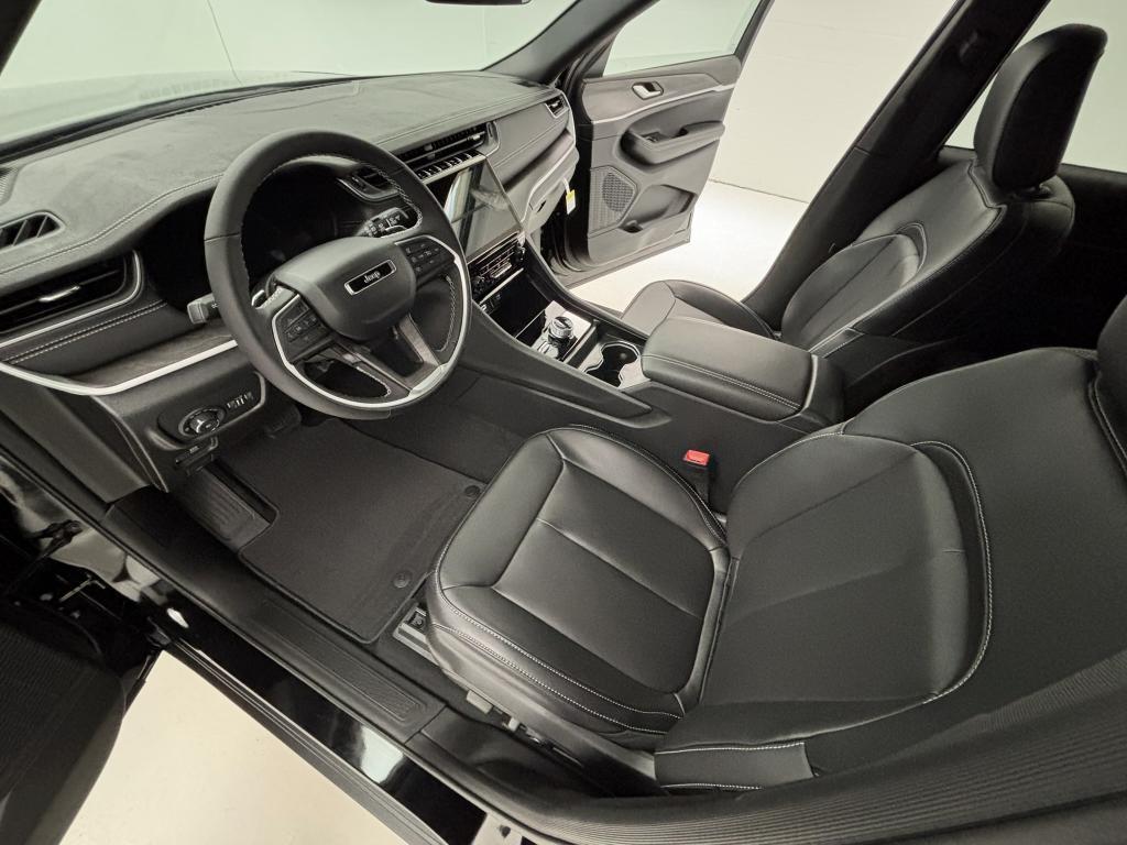 new 2025 Jeep Grand Cherokee car, priced at $50,094