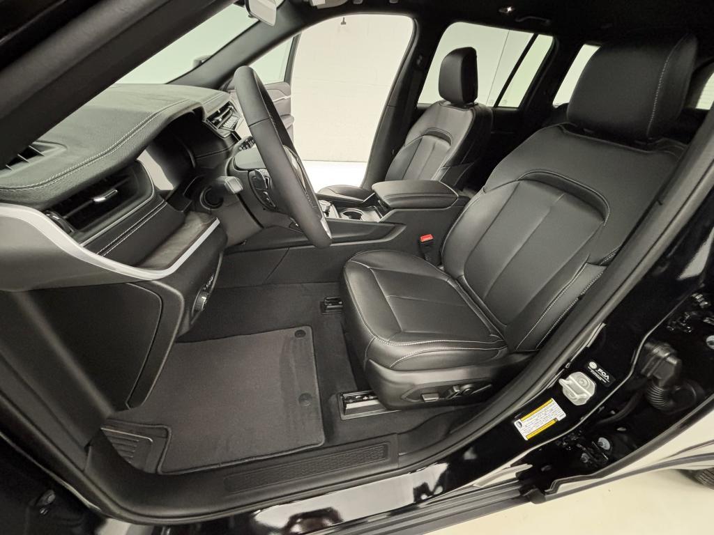 new 2025 Jeep Grand Cherokee car, priced at $50,094