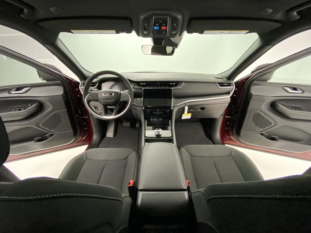 new 2025 Jeep Grand Cherokee car, priced at $44,180