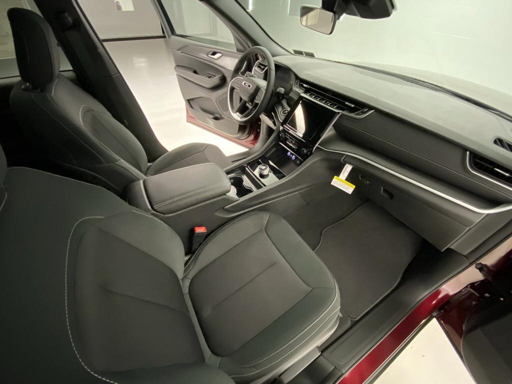 new 2025 Jeep Grand Cherokee car, priced at $44,180