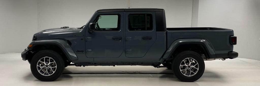 new 2025 Jeep Gladiator car, priced at $52,364