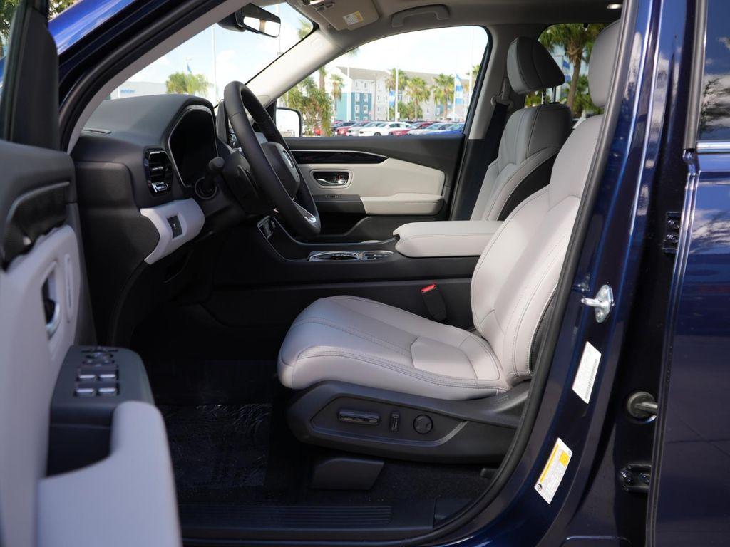 new 2025 Honda Pilot car, priced at $51,405