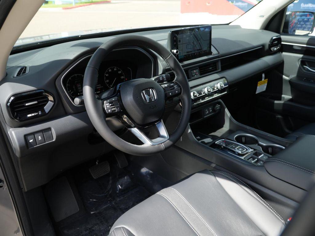 new 2025 Honda Pilot car, priced at $49,562
