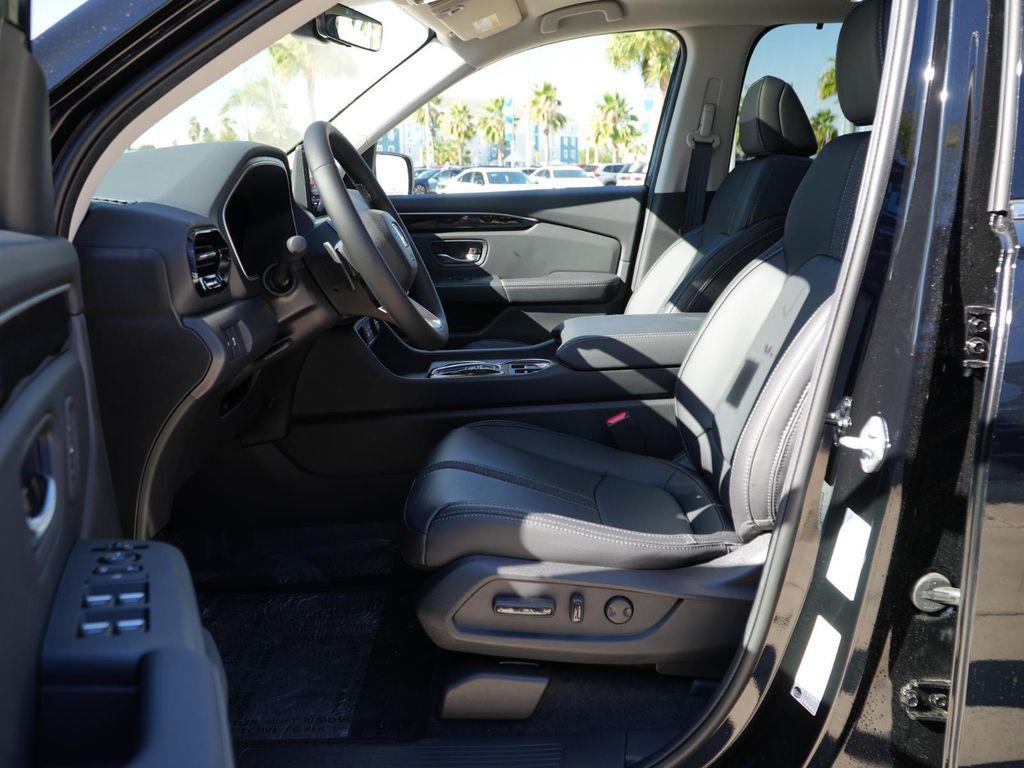 new 2025 Honda Pilot car, priced at $49,675