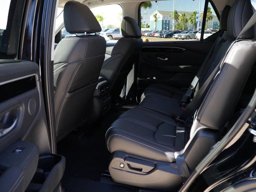 new 2025 Honda Pilot car, priced at $49,675