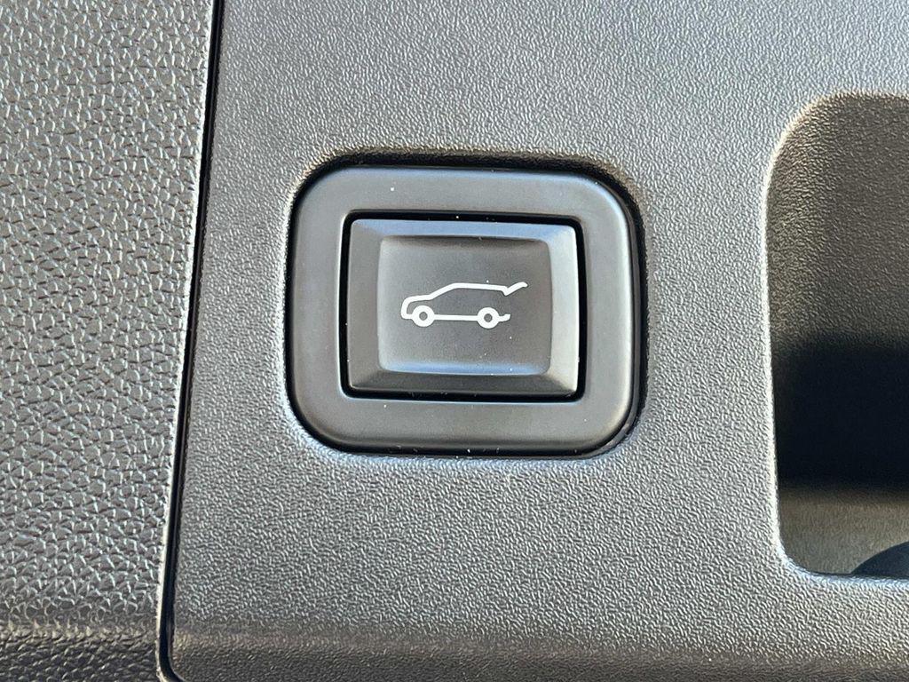 used 2022 Cadillac XT4 car, priced at $29,993