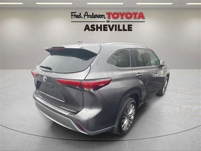used 2022 Toyota Highlander car, priced at $43,007