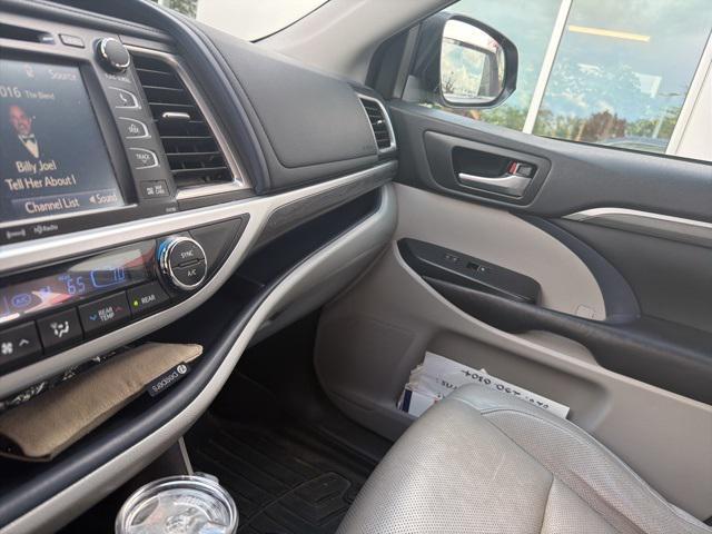 used 2017 Toyota Highlander Hybrid car, priced at $24,237