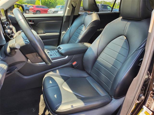 used 2022 Toyota Highlander car, priced at $38,664