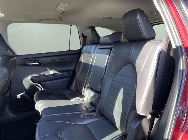used 2022 Toyota Highlander car, priced at $33,656