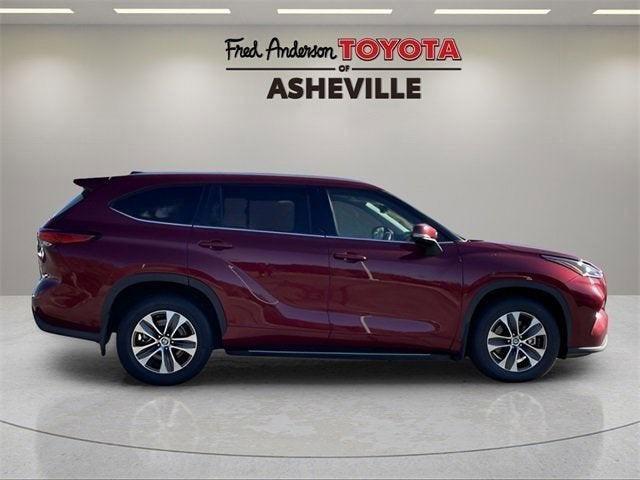 used 2022 Toyota Highlander car, priced at $33,656