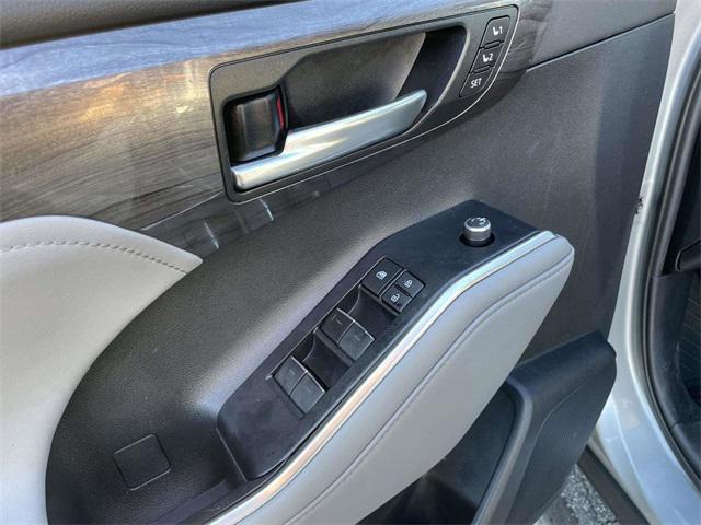 used 2021 Toyota Highlander car, priced at $32,194