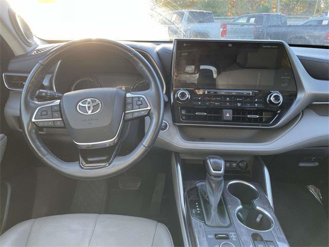 used 2021 Toyota Highlander car, priced at $32,194
