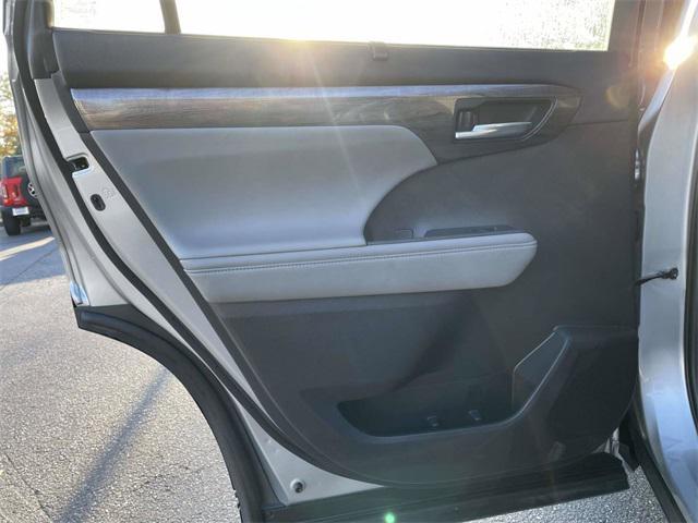 used 2021 Toyota Highlander car, priced at $32,194