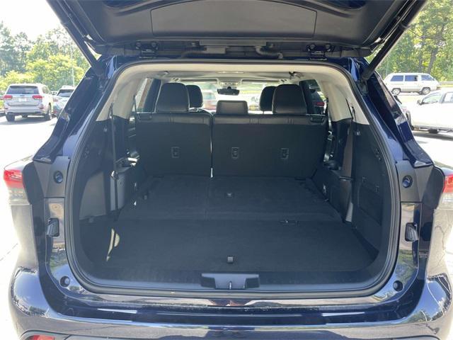 used 2022 Toyota Highlander car, priced at $38,297