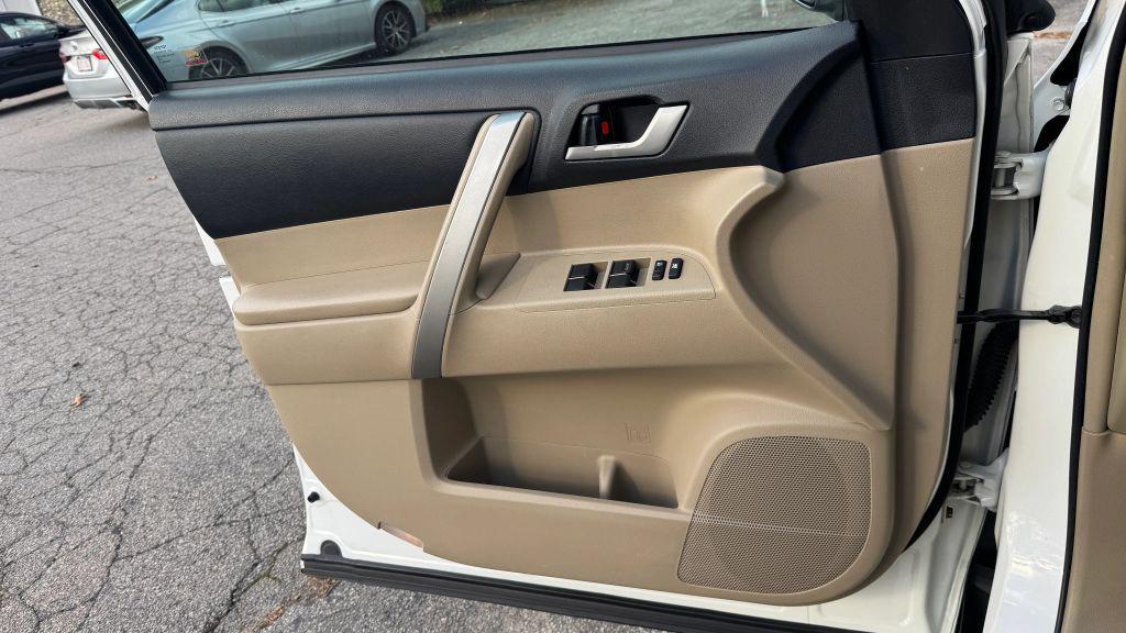 used 2013 Toyota Highlander car, priced at $12,995