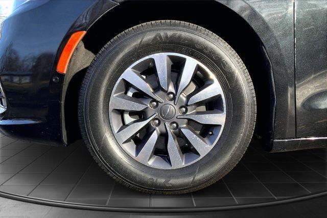 used 2021 Chrysler Pacifica Hybrid car, priced at $25,897