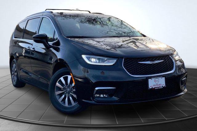 used 2021 Chrysler Pacifica Hybrid car, priced at $25,897