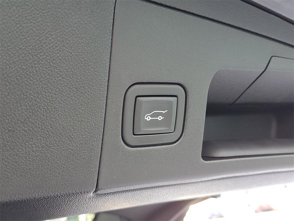 used 2023 Cadillac XT5 car, priced at $27,886