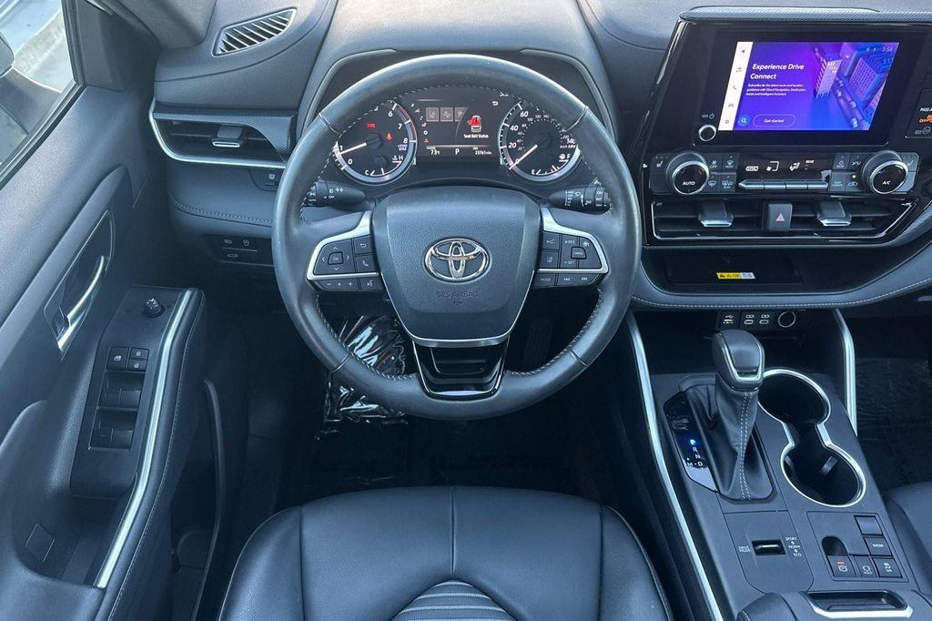 used 2023 Toyota Highlander car, priced at $35,994