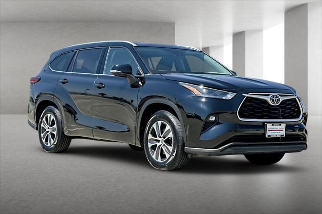 used 2022 Toyota Highlander car, priced at $33,393