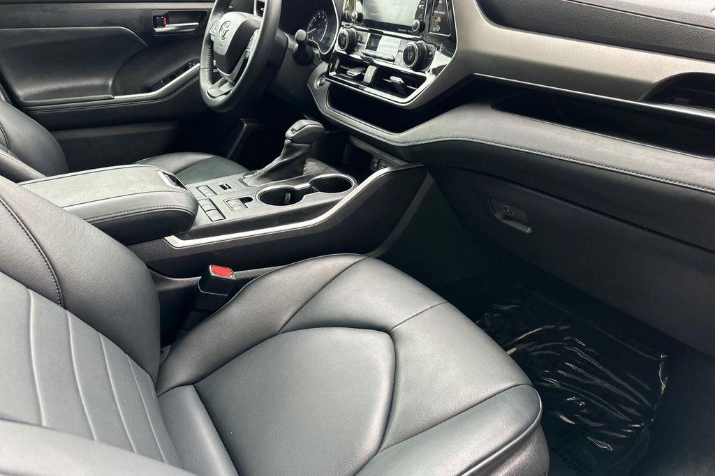 used 2022 Toyota Highlander car, priced at $31,494
