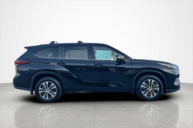 used 2022 Toyota Highlander car, priced at $35,494