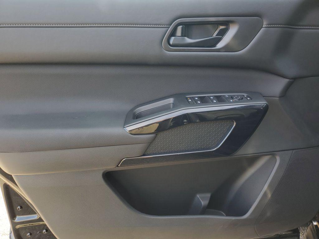 new 2025 Nissan Pathfinder car, priced at $41,735