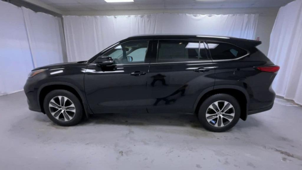 used 2022 Toyota Highlander car, priced at $34,395