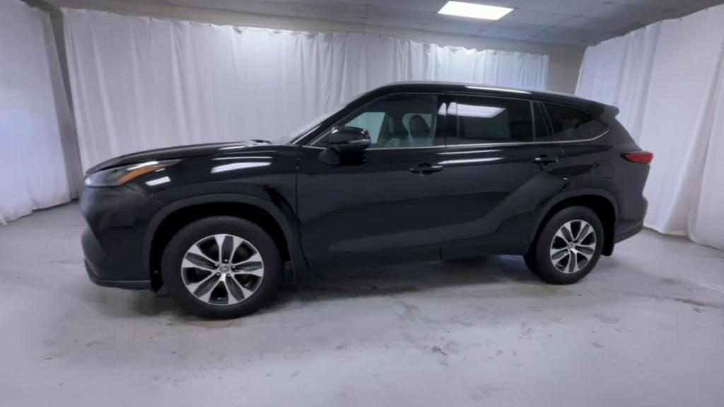 used 2022 Toyota Highlander car, priced at $34,395