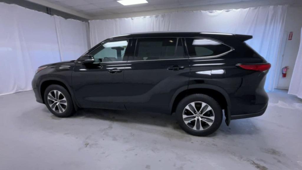 used 2022 Toyota Highlander car, priced at $34,395