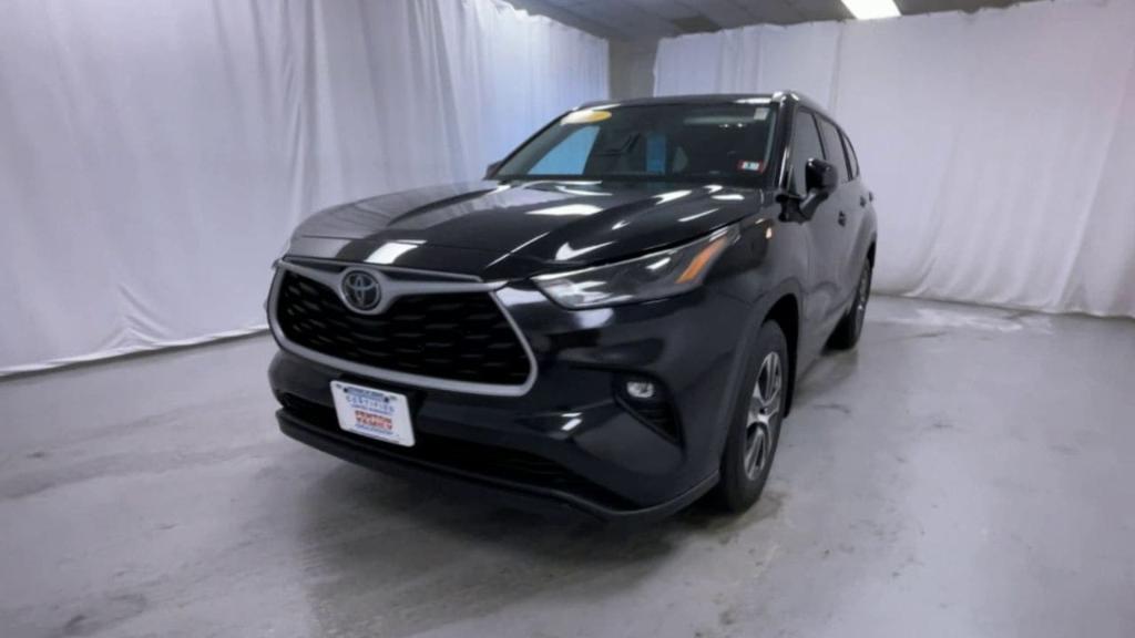 used 2022 Toyota Highlander car, priced at $34,395