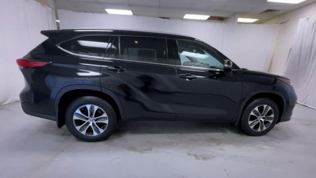 used 2022 Toyota Highlander car, priced at $34,395