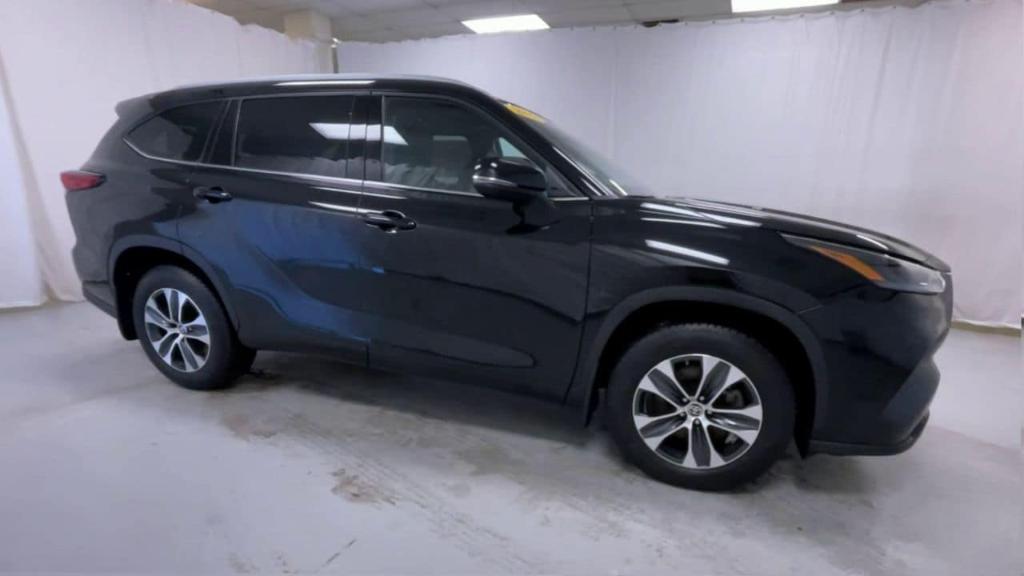 used 2022 Toyota Highlander car, priced at $34,395