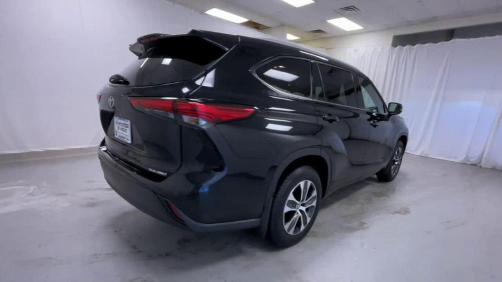 used 2022 Toyota Highlander car, priced at $34,395