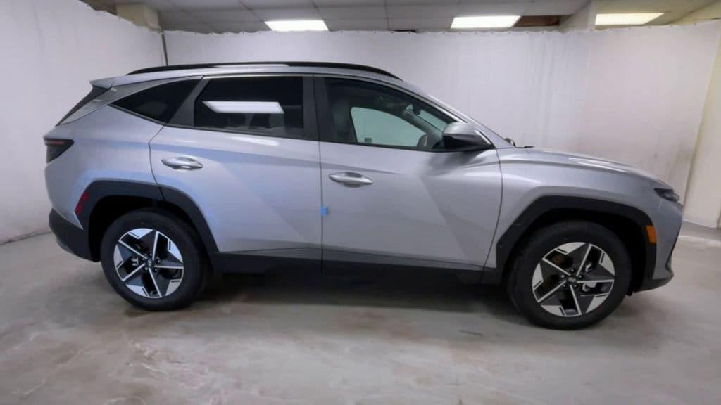 new 2025 Hyundai TUCSON Hybrid car, priced at $35,948