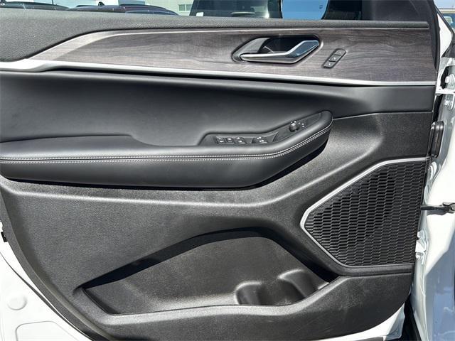 new 2025 Jeep Grand Cherokee car, priced at $52,140