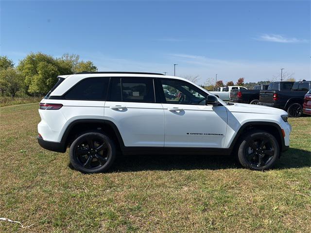 new 2025 Jeep Grand Cherokee car, priced at $52,140