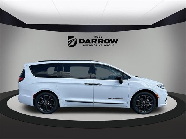 new 2024 Chrysler Pacifica car, priced at $45,176