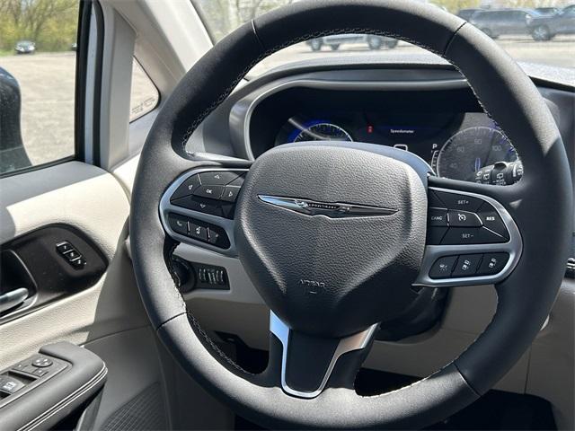 new 2024 Chrysler Pacifica car, priced at $45,926