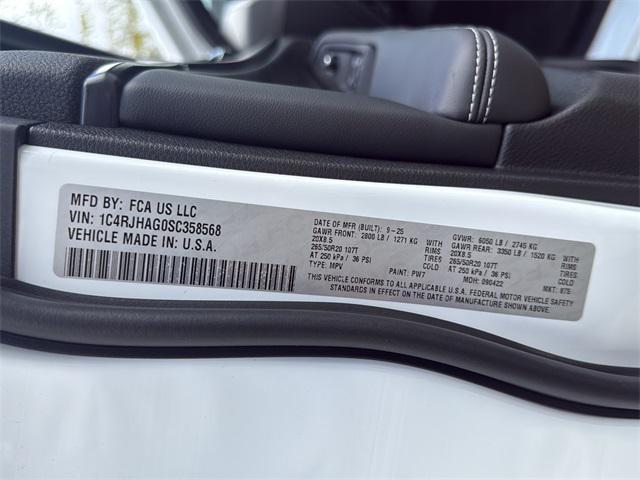 new 2025 Jeep Grand Cherokee car, priced at $45,162