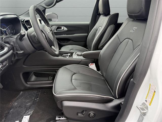 new 2025 Chrysler Pacifica car, priced at $50,553