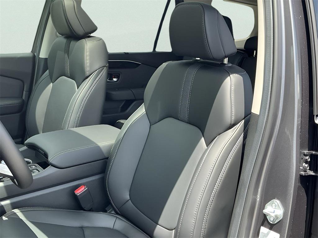 new 2025 Honda Pilot car, priced at $49,825